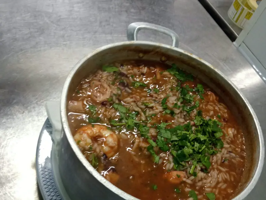 Arroz de tamboril servido na panela