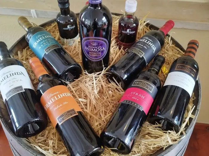Barril com garrafas de vinho à entrada