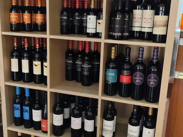 Garrafeira com vinhos portugueses
