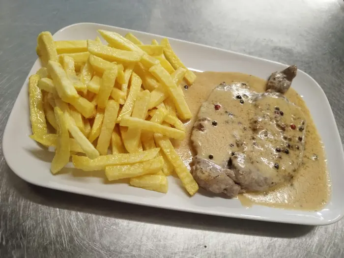 Bife com molho de pimenta e batata frita