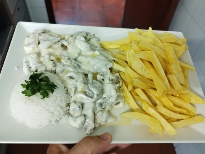 Bifinhos com molho de natas e cogumelos, arroz e batata frita