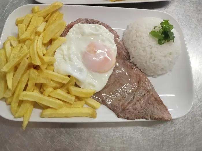 Bitoque de vaca com ovo estrelado, batata frita e arroz