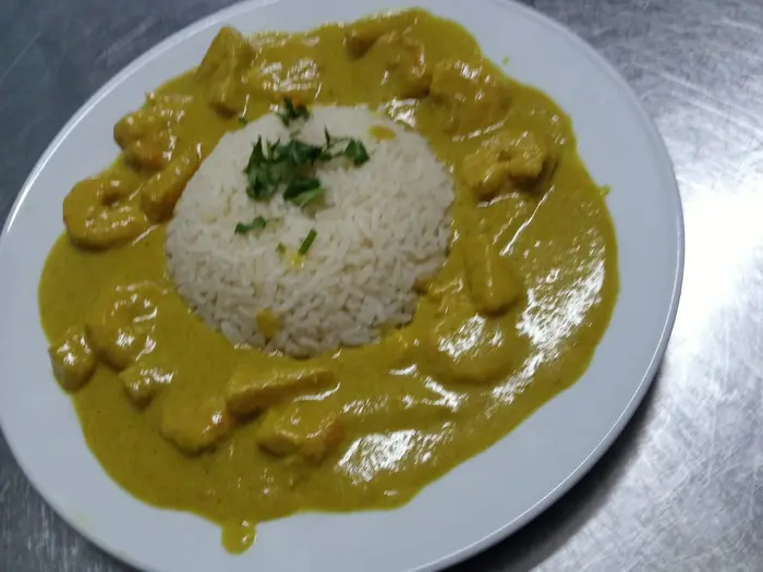 Caril de gambas com arroz branco