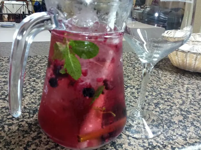 Jarro de sangria com fruta